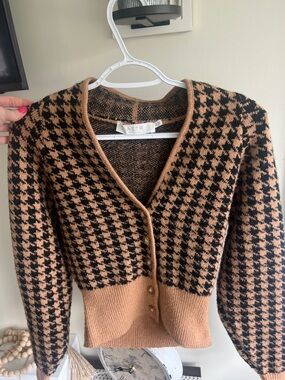 Astr Black and Tan Houndstooth Cropped V-Neck Cardigan